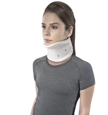 Firm cervical collar with chin support adjustable height